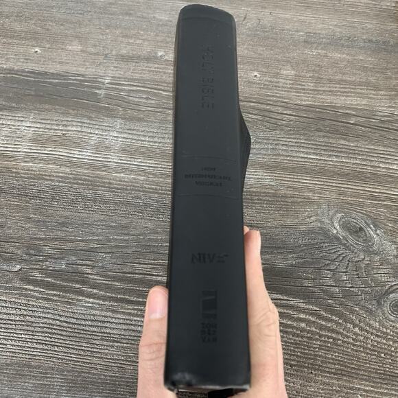 Zondervan Holy Bible NIV ReadEasy Black Italian Duo-tone - Picture 2 of 13